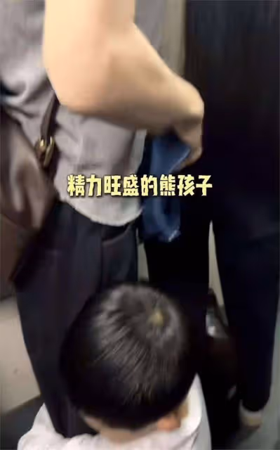 秋瓷炫帶兒子體驗中國地鐵,一路站著,被於曉光催著趕緊考駕照