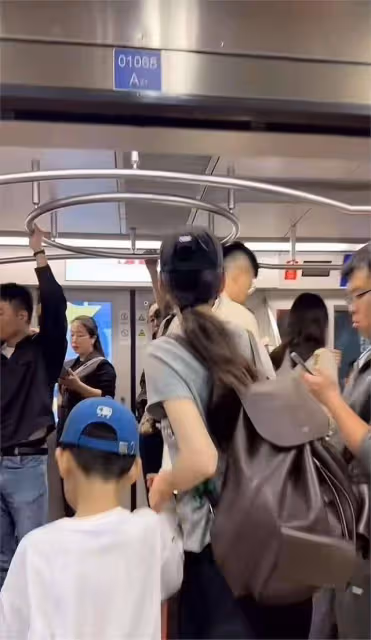 秋瓷炫帶兒子體驗中國地鐵,一路站著,被於曉光催著趕緊考駕照