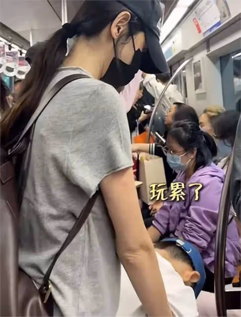 秋瓷炫帶兒子體驗中國地鐵,一路站著,被於曉光催著趕緊考駕照
