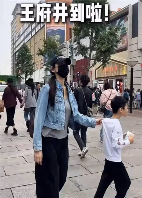 秋瓷炫帶兒子體驗中國地鐵,一路站著,被於曉光催著趕緊考駕照