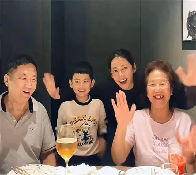 秋瓷炫帶兒子體驗中國地鐵,一路站著,被於曉光催著趕緊考駕照