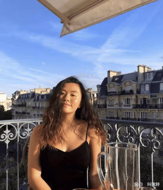 邱淑貞基因太強大!次女20歲兼職模特,身材氣質完美繼承!