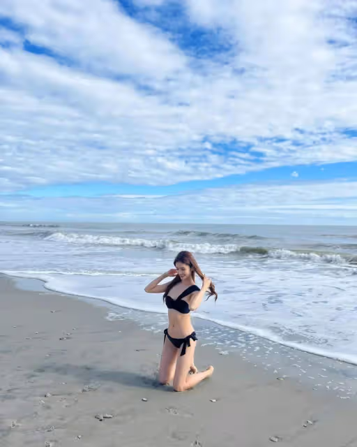 TVB靚麗小花穿黑色比基尼,大曬修長美腿和細腰!星途被看好多部重頭劇都有她!
