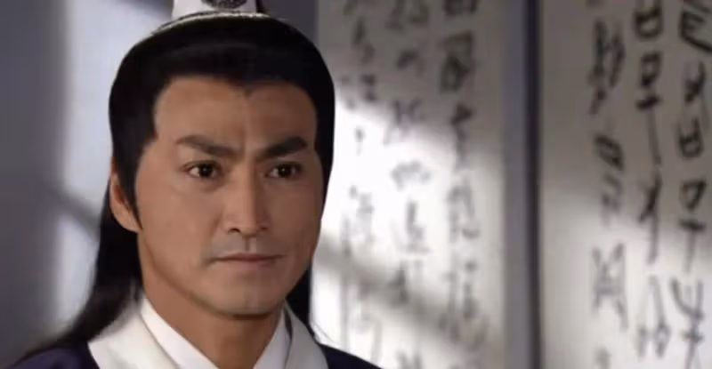 驚險!64歲何家勁回憶昔日拍戲險雙手廢掉,如今淡出圈多年從商身家過億