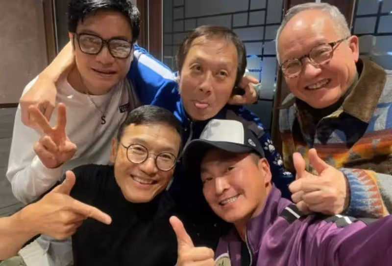 驚險!64歲何家勁回憶昔日拍戲險雙手廢掉,如今淡出圈多年從商身家過億