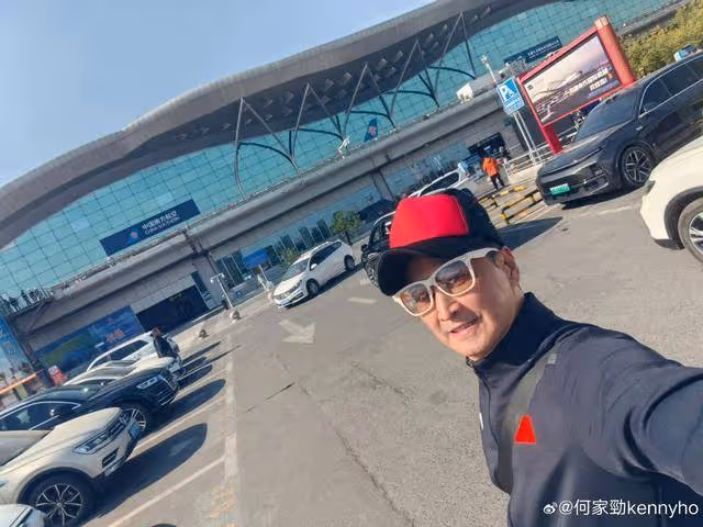 手臂險些殘廢！知名港星何家勁自曝拍戲點滴，被炸傷縫了21針