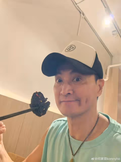 手臂險些殘廢！知名港星何家勁自曝拍戲點滴，被炸傷縫了21針