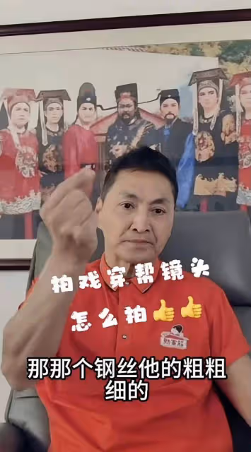 手臂險些殘廢！知名港星何家勁自曝拍戲點滴，被炸傷縫了21針