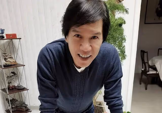 香港知名男星復出拍劇,滿頭白髮顯滄桑,舉家移民加拿大買湖景房