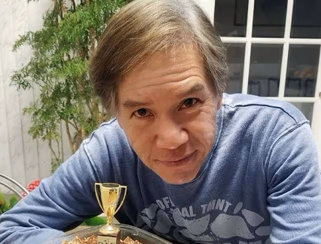 香港知名男星復出拍劇,滿頭白髮顯滄桑,舉家移民加拿大買湖景房