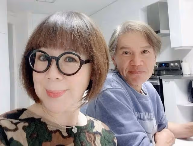 香港知名男星復出拍劇,滿頭白髮顯滄桑,舉家移民加拿大買湖景房