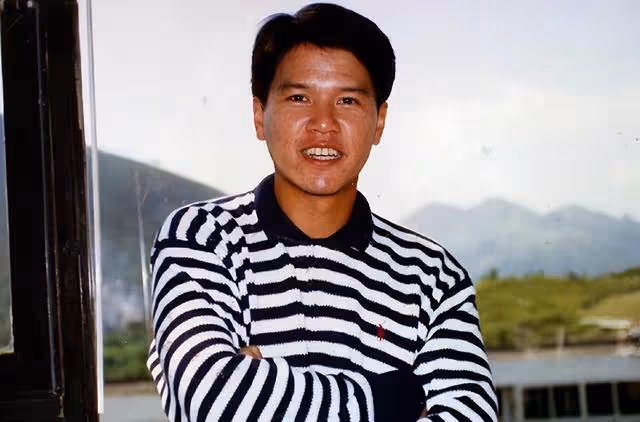香港知名男星復出拍劇,滿頭白髮顯滄桑,舉家移民加拿大買湖景房