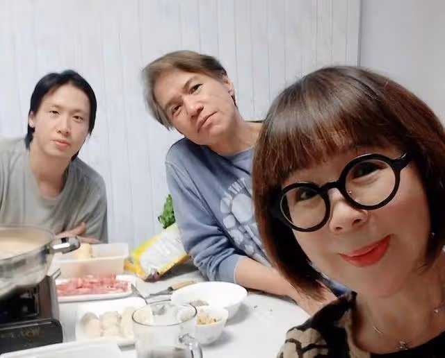 香港知名男星復出拍劇,滿頭白髮顯滄桑,舉家移民加拿大買湖景房