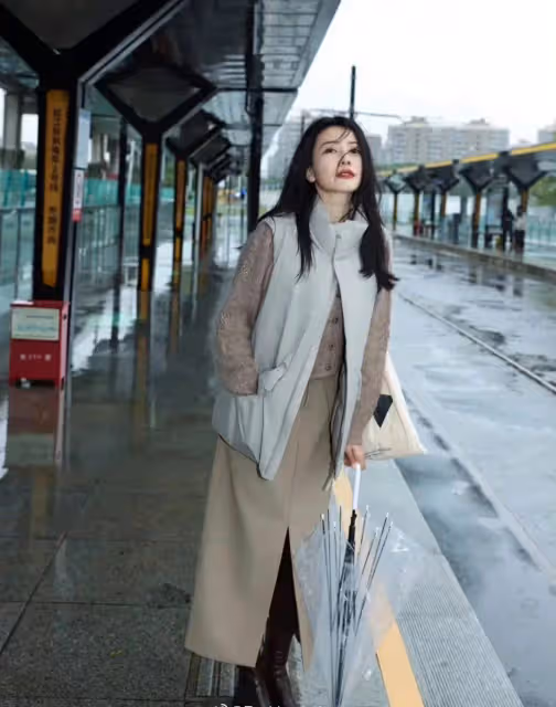 又被高圓圓美到!松江大學城雨中等車,隨便一拍都絕美,哪像45歲