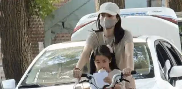 又被高圓圓美到!松江大學城雨中等車,隨便一拍都絕美,哪像45歲