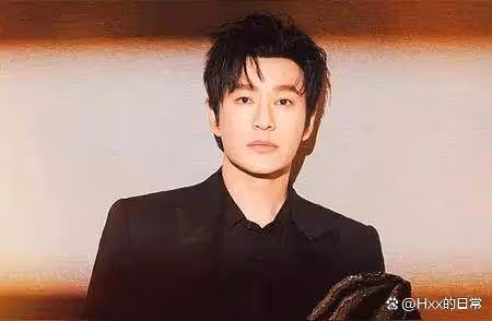 小明哥47歲生日無人問津,撞上葉珂退網,baby高調聚會