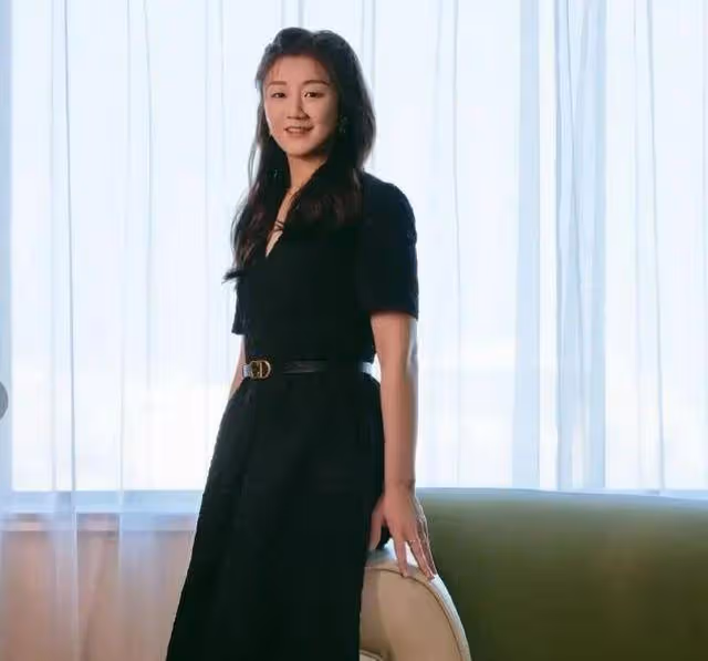 陳夢曬活動照,穿黑裙踩高跟美出新高度,妝發精緻與賽場截然不同