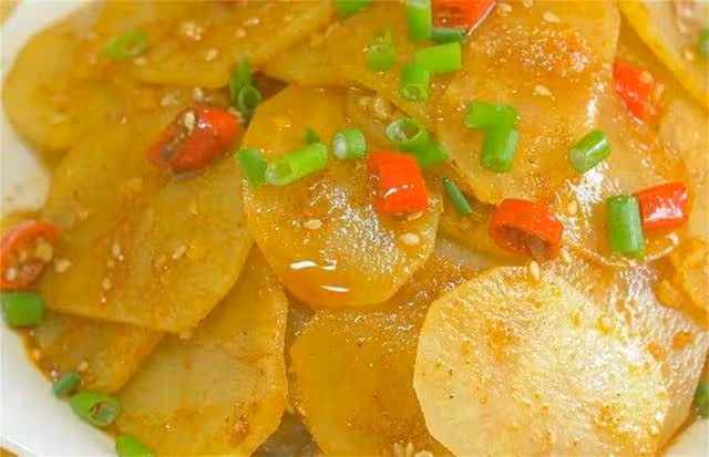 土豆這吃法秋冬才過癮,不炒不炸,麻辣爽口又下飯,比魚肉受歡迎