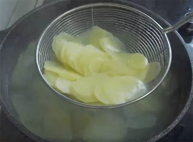 土豆這吃法秋冬才過癮,不炒不炸,麻辣爽口又下飯,比魚肉受歡迎