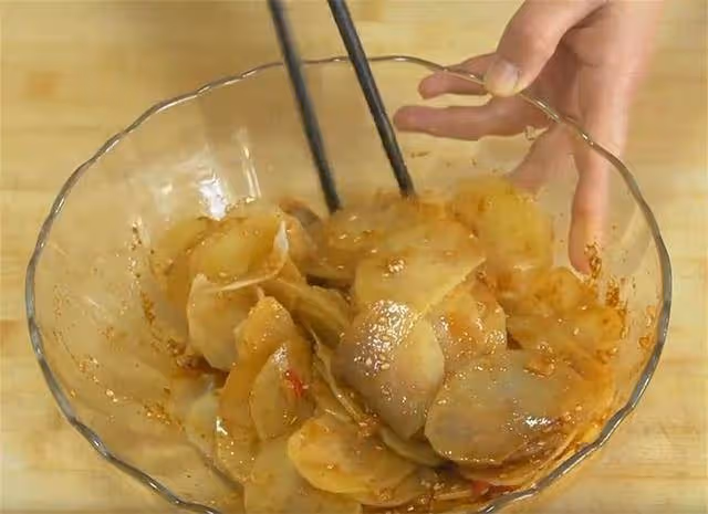 土豆這吃法秋冬才過癮,不炒不炸,麻辣爽口又下飯,比魚肉受歡迎