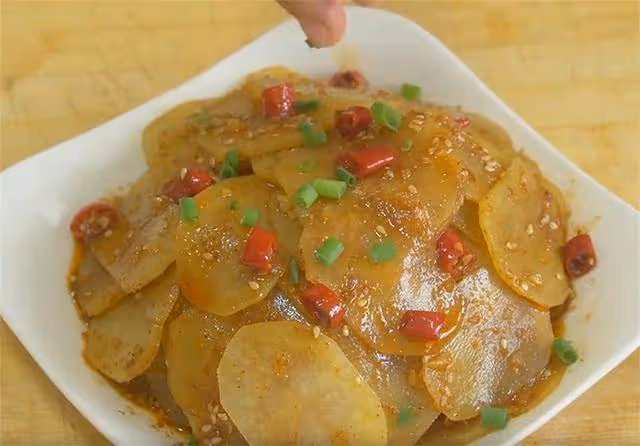 土豆這吃法秋冬才過癮,不炒不炸,麻辣爽口又下飯,比魚肉受歡迎