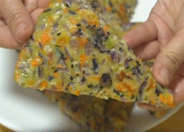 秋冬要多吃洋蔥,教你懶人新吃法,不炒不涼拌,筷子一攪,真解饞