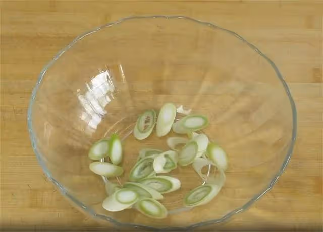 東北人愛吃的老虎菜是這樣做的,清脆爽口又下飯,秋冬吃超過癮