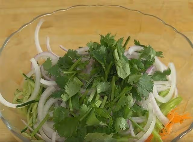 東北人愛吃的老虎菜是這樣做的,清脆爽口又下飯,秋冬吃超過癮