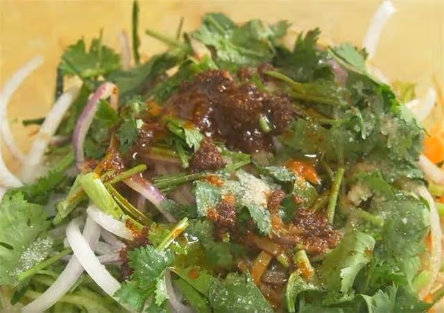 東北人愛吃的老虎菜是這樣做的,清脆爽口又下飯,秋冬吃超過癮