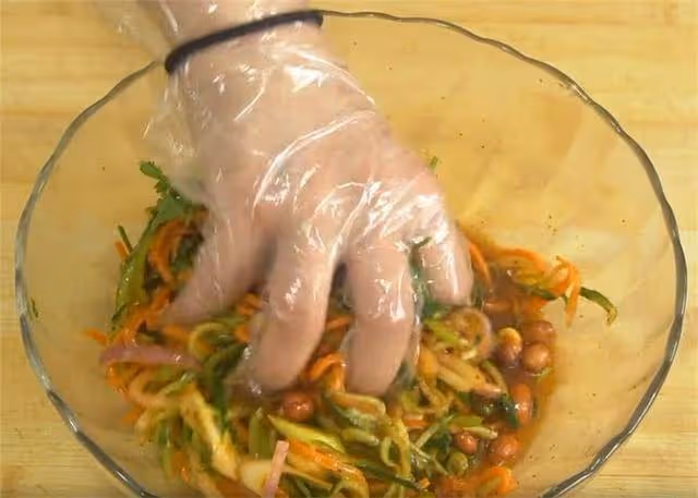 東北人愛吃的老虎菜是這樣做的,清脆爽口又下飯,秋冬吃超過癮