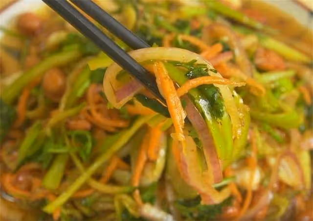東北人愛吃的老虎菜是這樣做的,清脆爽口又下飯,秋冬吃超過癮