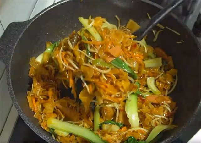 麵粉別只會蒸包子饅頭,教你懶人新吃法,筷子一卷,比涼皮還過癮