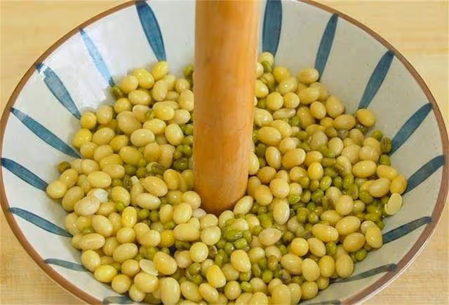 秋冬綠豆別只會熬湯，加一把黃豆，擀麵杖一壓，出鍋孩子搶著吃