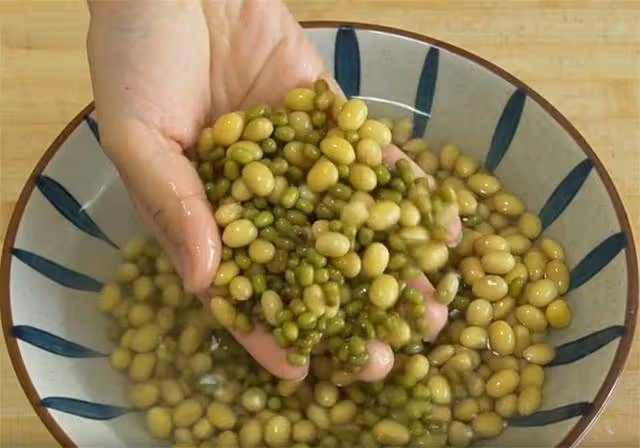 秋冬綠豆別只會熬湯，加一把黃豆，擀麵杖一壓，出鍋孩子搶著吃