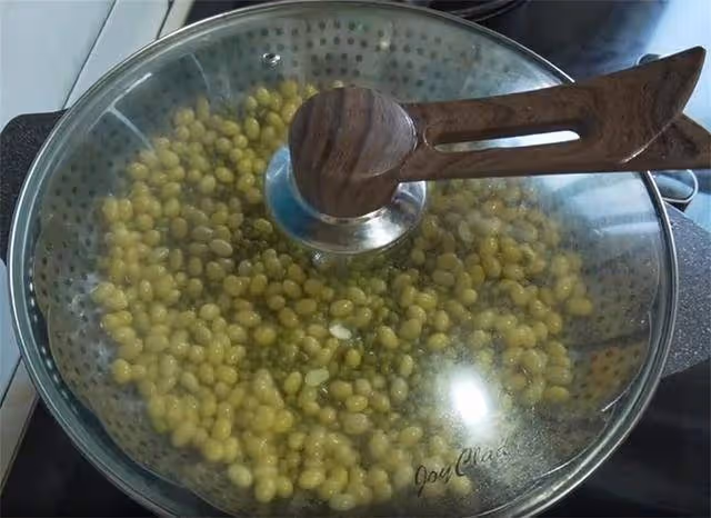 秋冬綠豆別只會熬湯，加一把黃豆，擀麵杖一壓，出鍋孩子搶著吃