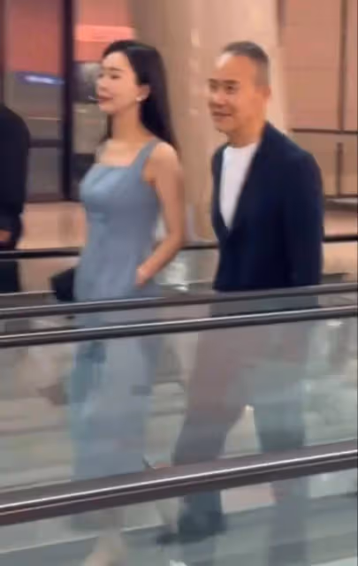 王石田朴珺一同現身看展,田朴珺身材超好顏值高,王石氣場小太多