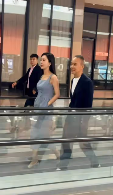 王石田朴珺一同現身看展,田朴珺身材超好顏值高,王石氣場小太多