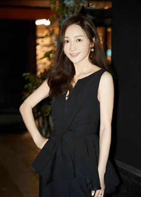姚笛重回大眾視野,穿黑色短裙嫩似少女,美出新高度