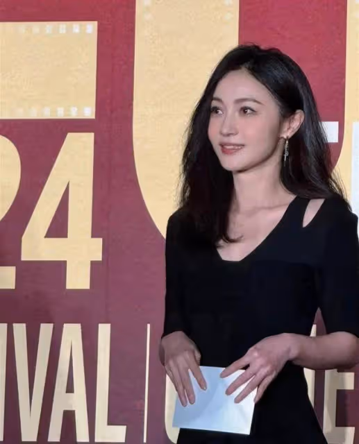 姚笛重回大眾視野,穿黑色短裙嫩似少女,美出新高度
