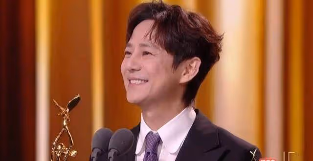 何炅高調「官宣」喜訊,摘得第 32 屆金鷹獎最佳主持人獎