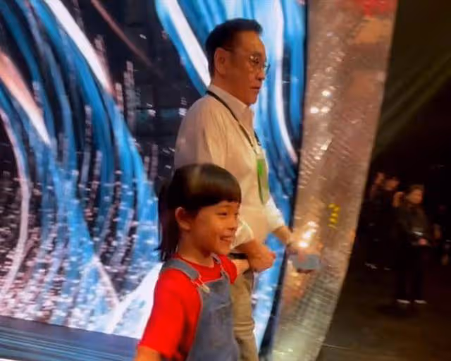 66歲的爾冬升8歲女兒近照曝光,聰明漂亮想成為發明家