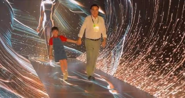 66歲的爾冬升8歲女兒近照曝光,聰明漂亮想成為發明家