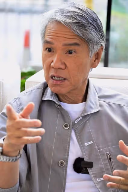 67歲TVB老戲骨傳陷財困出山拍劇，滿頭白髮擁健美身材，結婚多年零緋聞