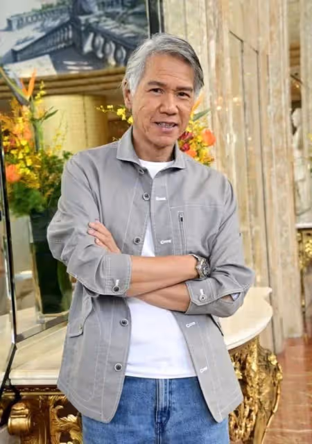 67歲TVB老戲骨傳陷財困出山拍劇，滿頭白髮擁健美身材，結婚多年零緋聞