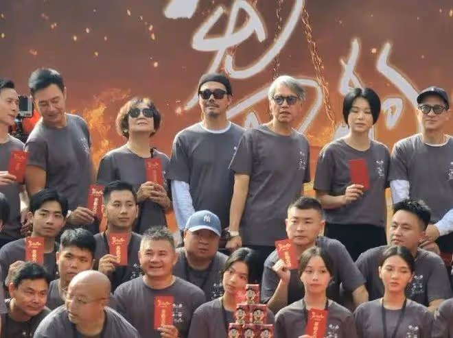 67歲TVB老戲骨傳陷財困出山拍劇，滿頭白髮擁健美身材，結婚多年零緋聞