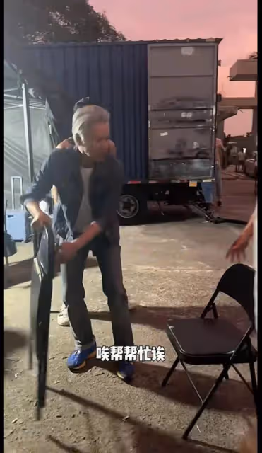 67歲TVB老戲骨傳陷財困出山拍劇，滿頭白髮擁健美身材，結婚多年零緋聞