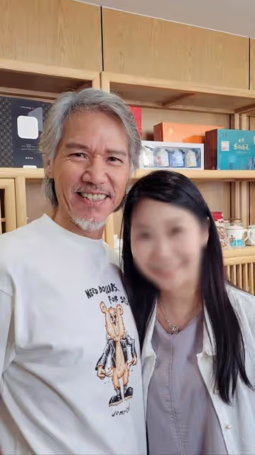 67歲TVB老戲骨傳陷財困出山拍劇，滿頭白髮擁健美身材，結婚多年零緋聞