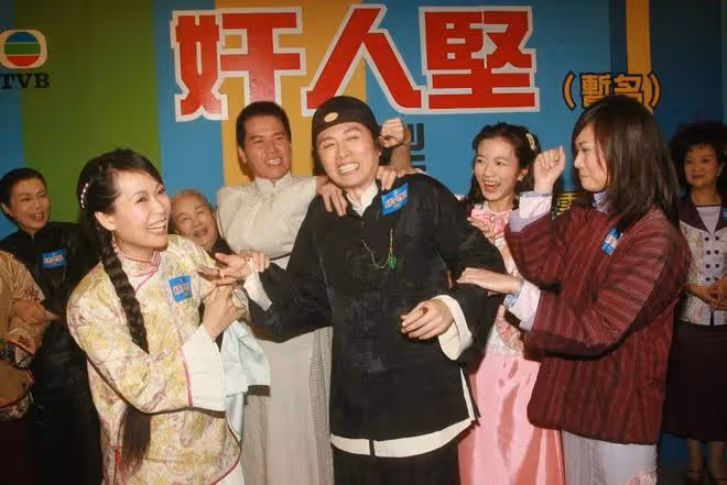 67歲TVB老戲骨傳陷財困出山拍劇，滿頭白髮擁健美身材，結婚多年零緋聞