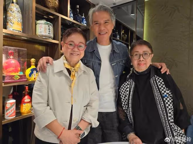 67歲TVB老戲骨傳陷財困出山拍劇，滿頭白髮擁健美身材，結婚多年零緋聞