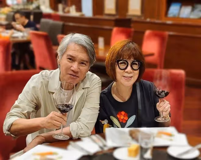 67歲TVB老戲骨傳陷財困出山拍劇，滿頭白髮擁健美身材，結婚多年零緋聞